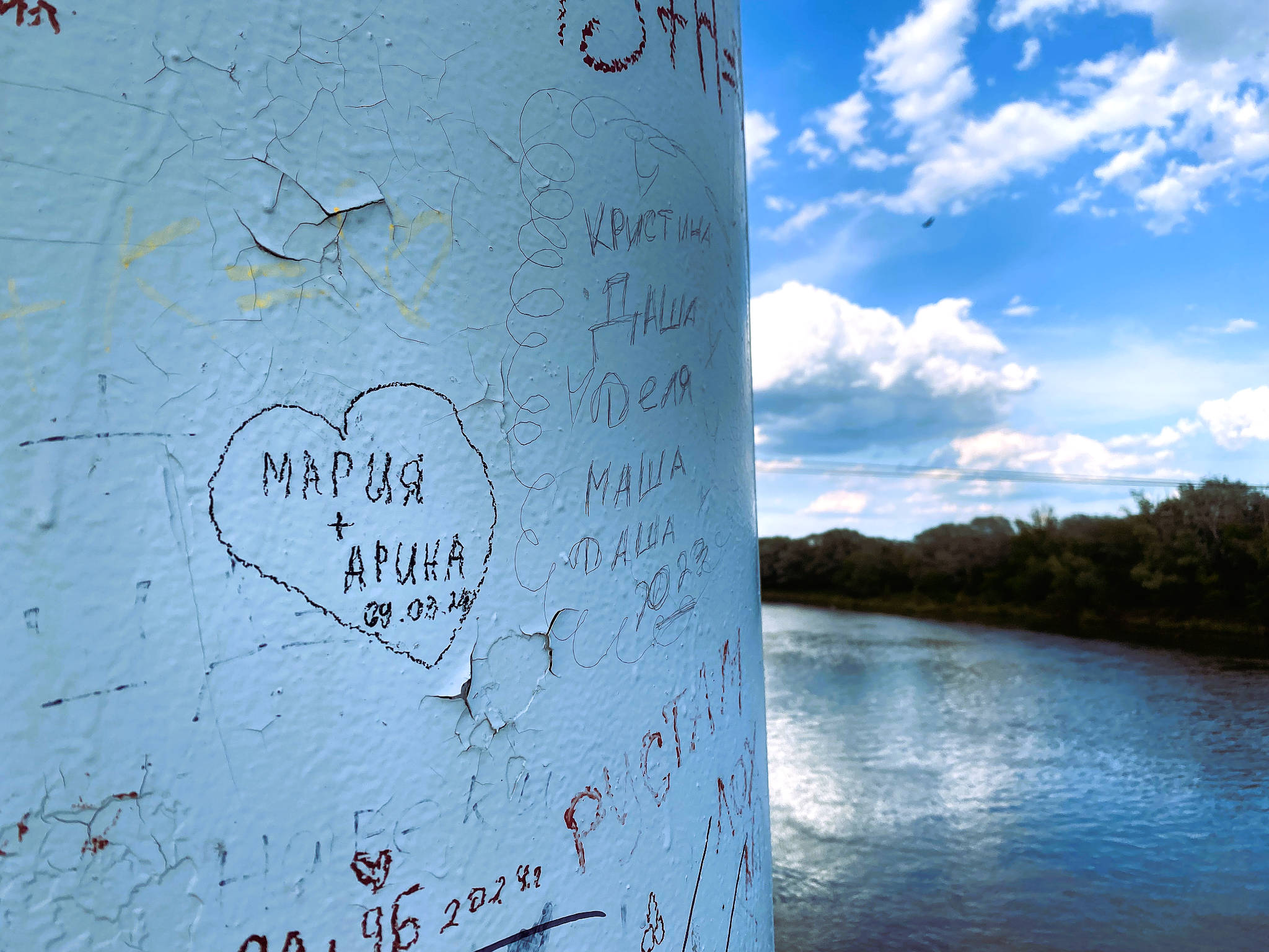 Доля тех, кто опасается аутинга вследствие обращения в полицию, в 2023 году выросла на 15%, это данные проекта «Сфера». Аутинг в полиции может завершиться уголовным делом, не исключают собеседники The Insider