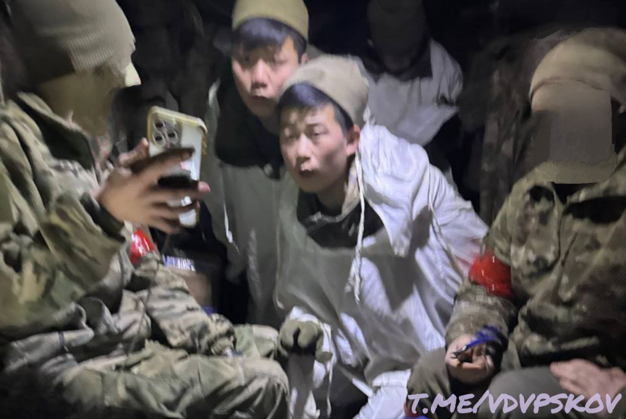 Российские военные и северокорейские бойцы на курском направлении