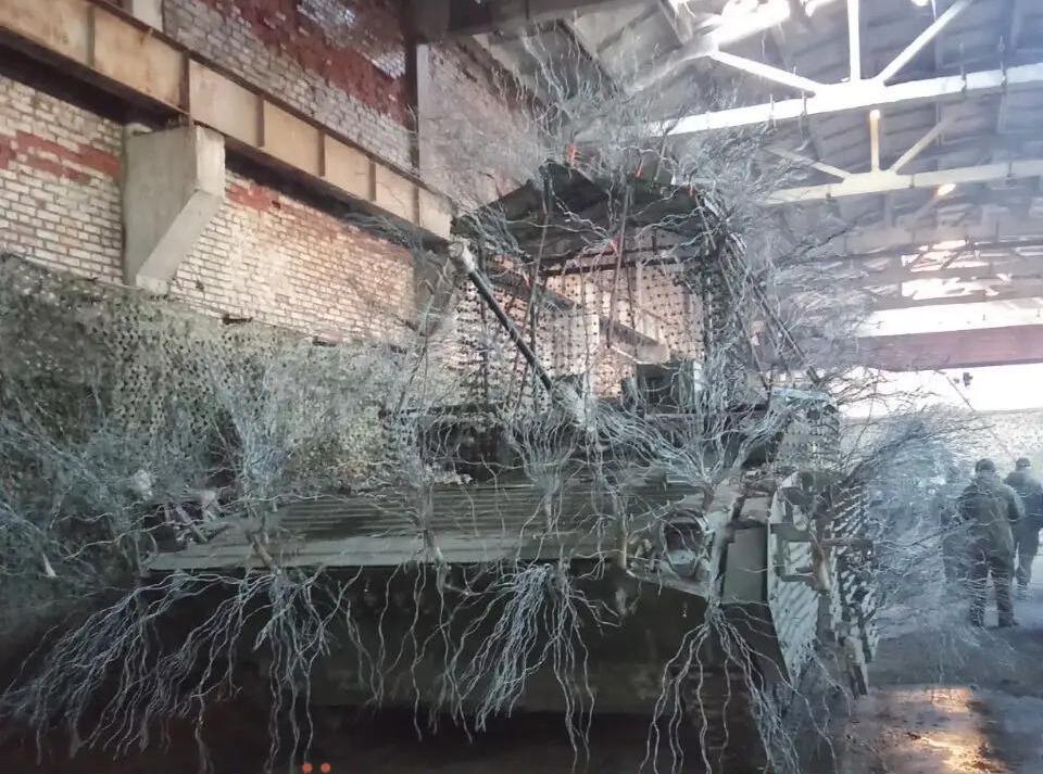 Российская БМП-2М «Бережок» с заводскими защитными панелями 675-сб3КДЗ, «мангалом» и расплетенными тросами в качестве противодронового средства