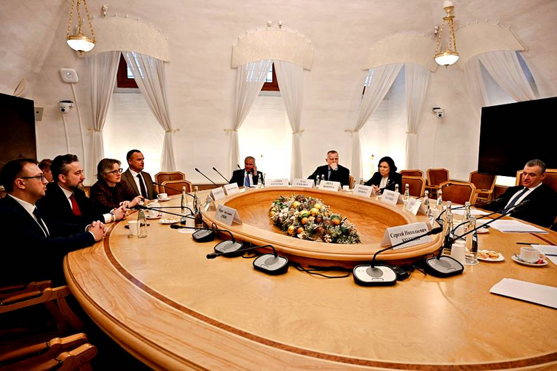 Линдтнер также попал на фото, опубликованное на сайте Леонида Слуцкого