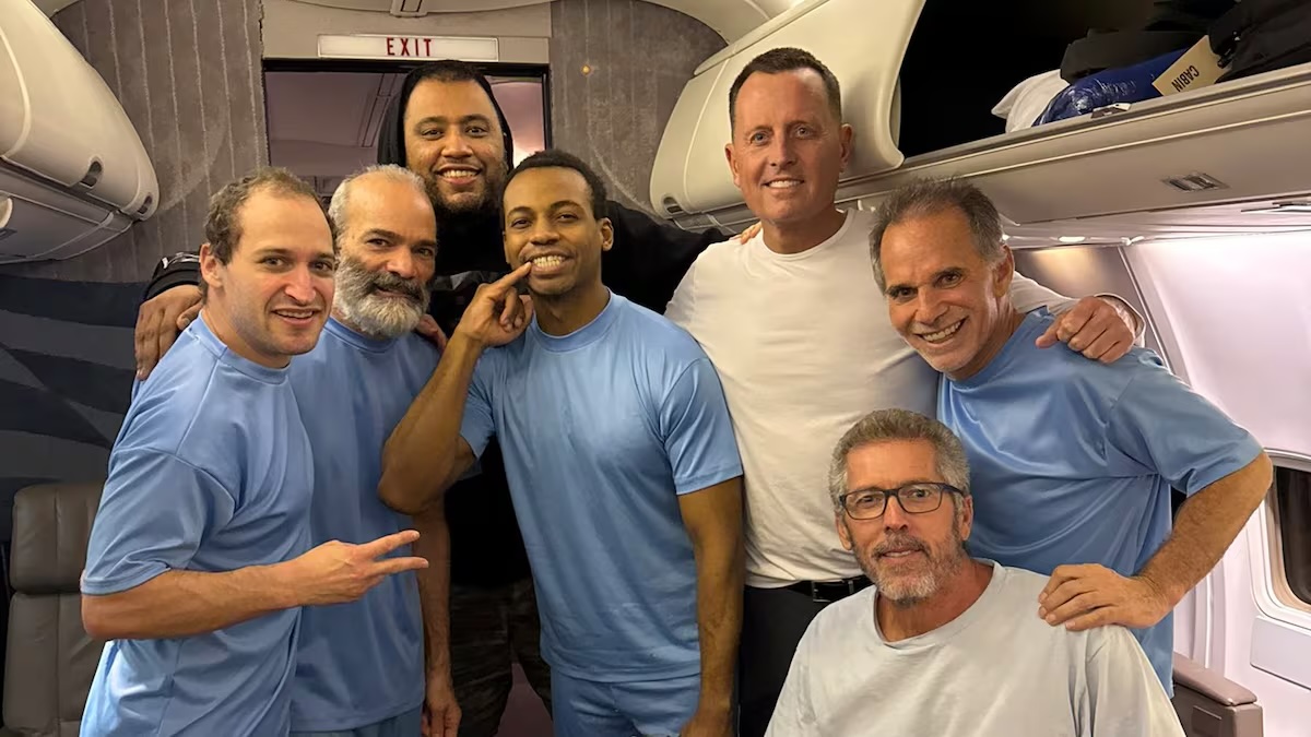 Посланник Трампа по особым поручениям Ричард Гренелл (третий справа) и освобожденные из тюрем Венесуэлы американцы