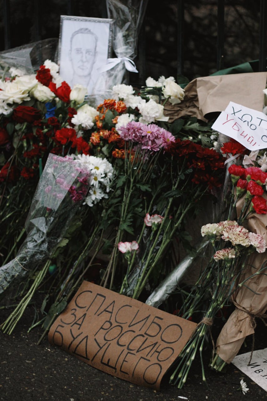 Возложение цветов на акции памяти Алексея Навального