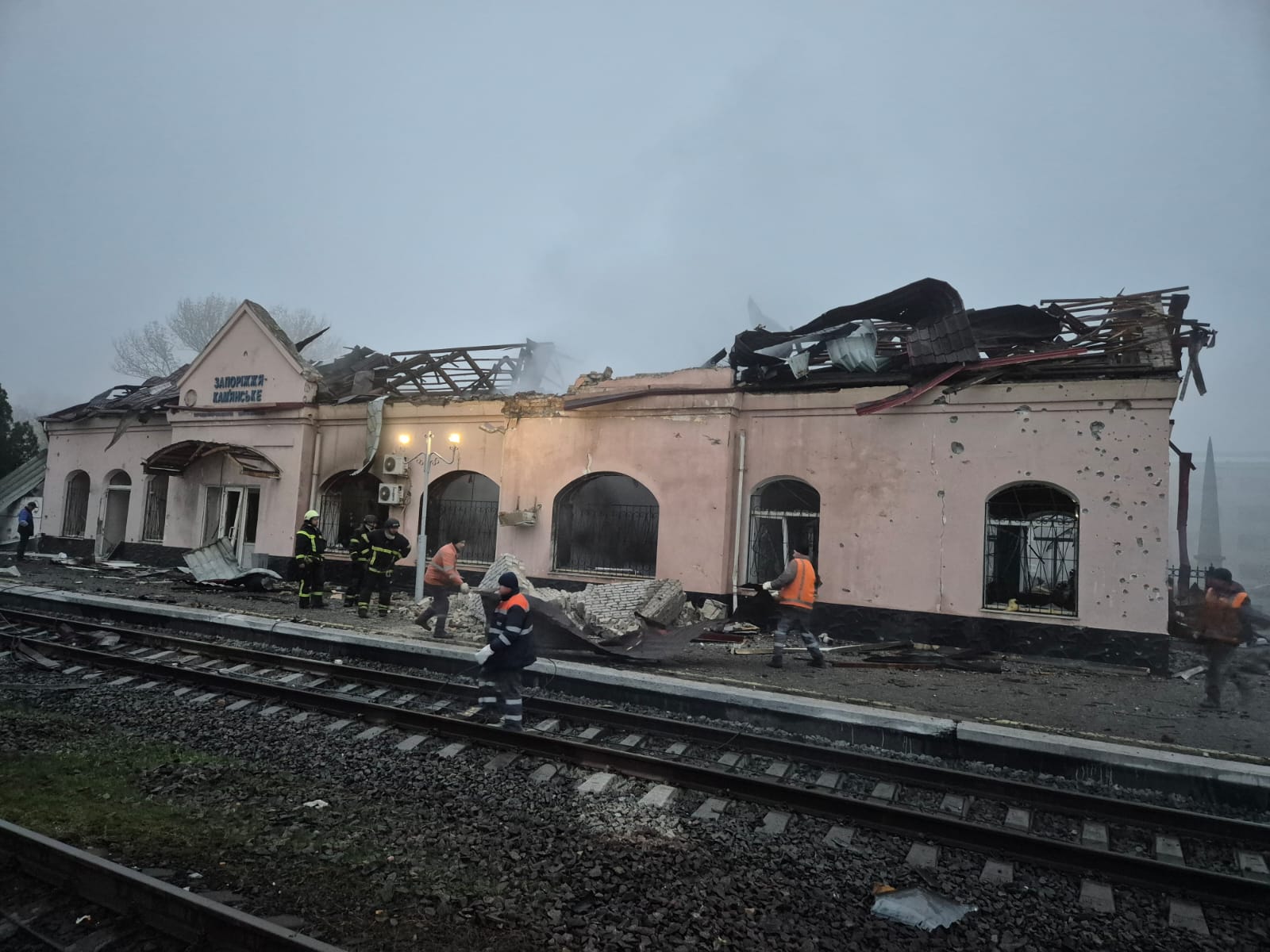 Последствия российского удара по железнодорожной станции Запорожье-Каменское
