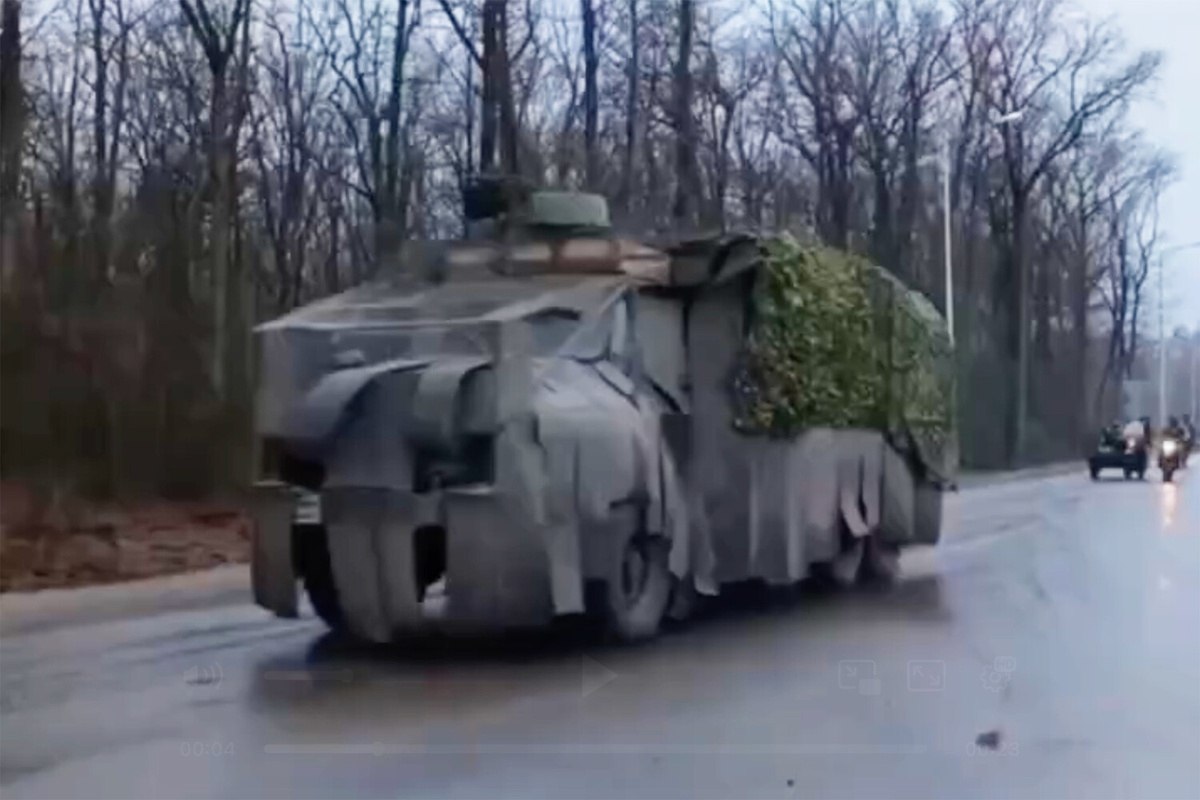 Российский грузовик Урал-4320 с системой РЭБ и резинотканевыми экранами