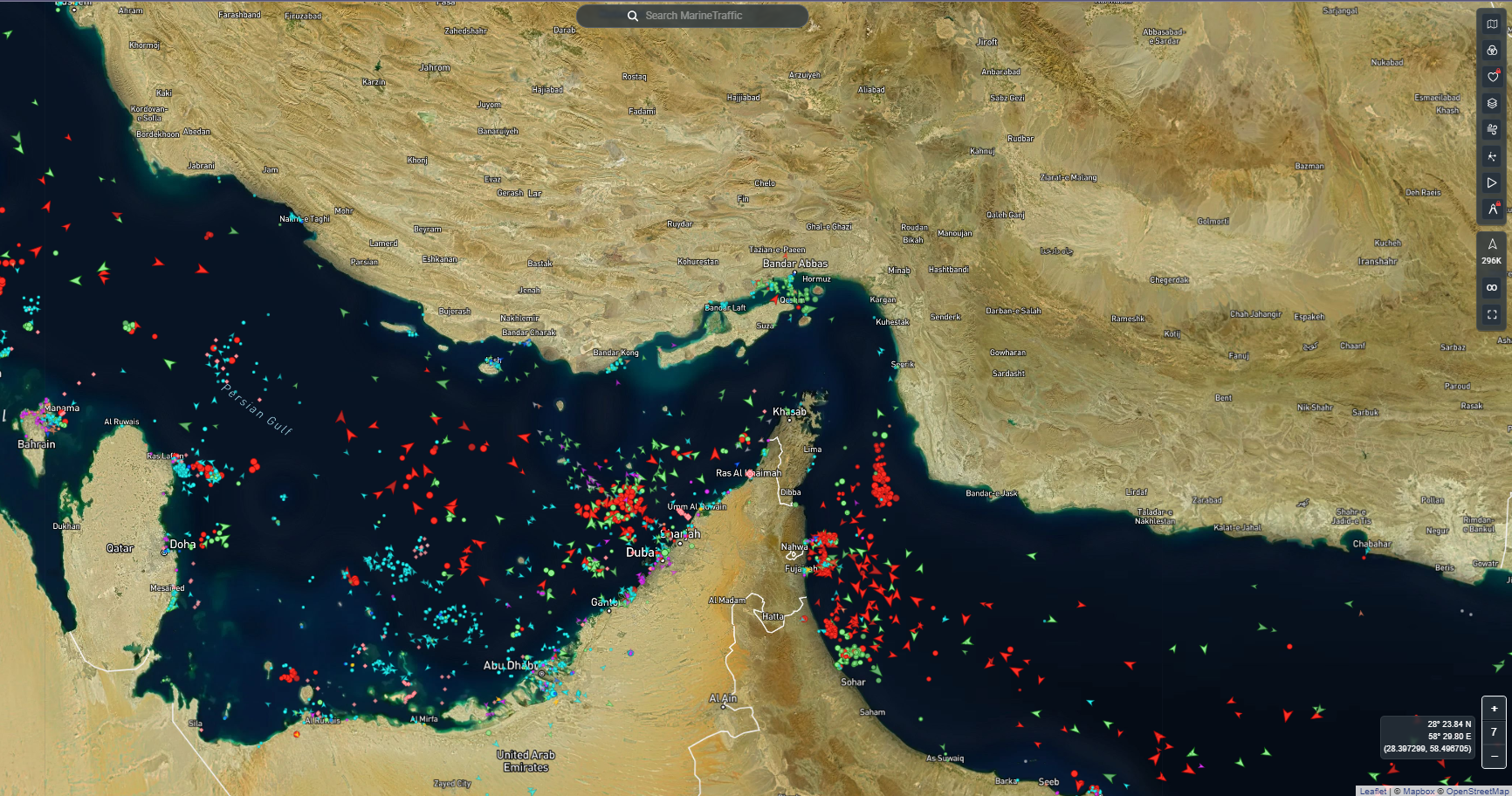 Так Ормузский пролив выглядит сейчас. Красные точки на карте — это скопившиеся на входе в него нефтяные танкеры