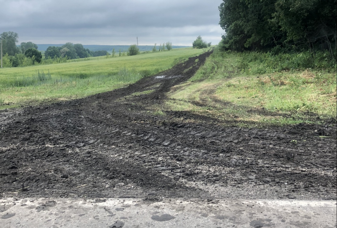 Шебекинский район. Дорога после проезда военных машин.