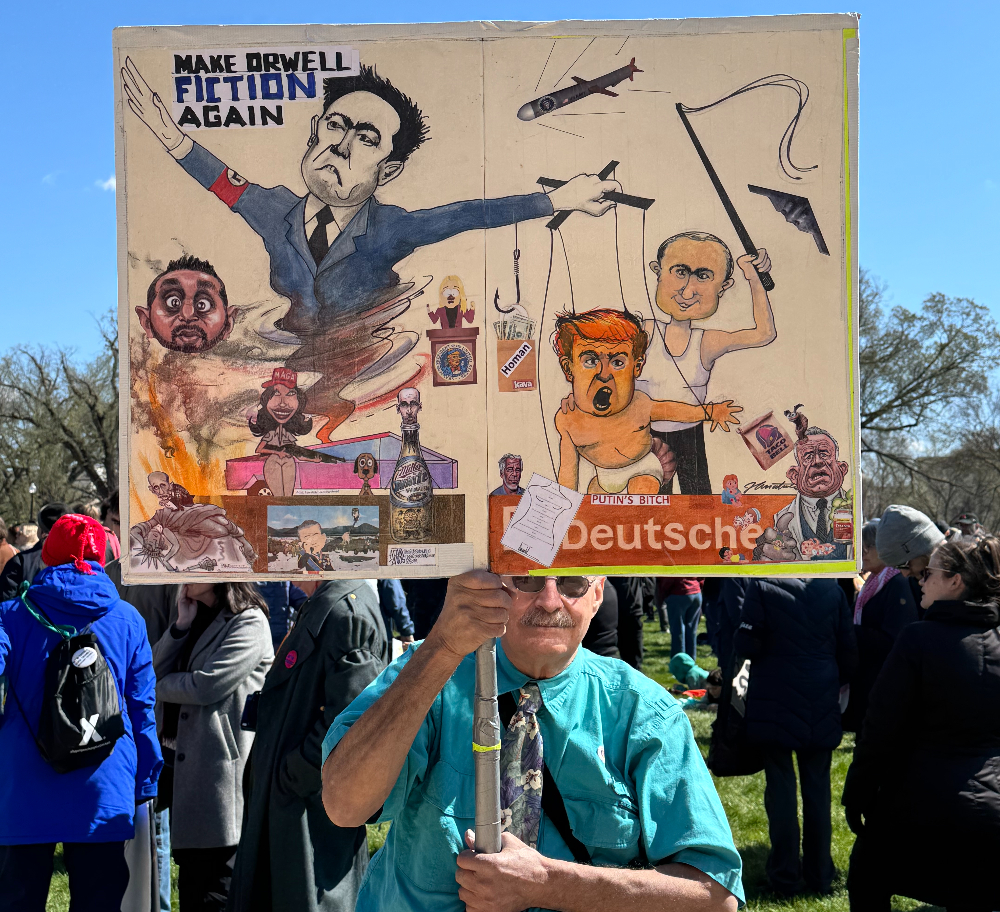 «Вернем Оруэлла назад в литературу» — популярный лозунг на протестах против политики Трампа, отсылающий к антиутопии Джорджа Оруэлла «1984»