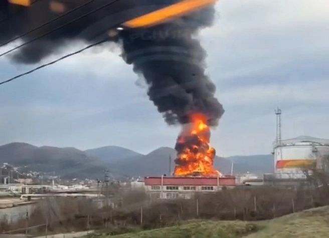 Пожар на нефтекомплексе в Туапсе, 14 марта. Фото: Telegram-канал «Сочи главный»