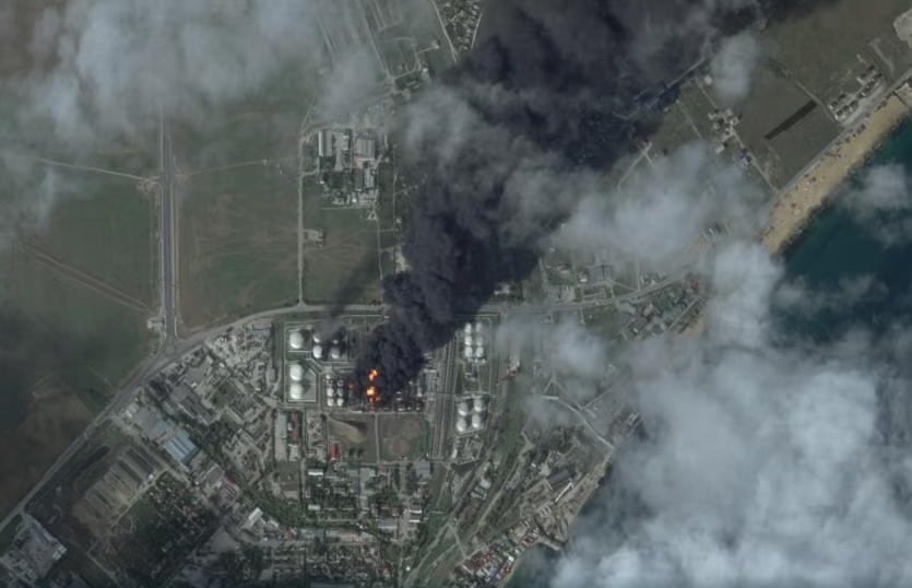 Последствия удара по нефтебазе в Феодосии в аннексированном Крыму, архив. Фото: Planet Labs