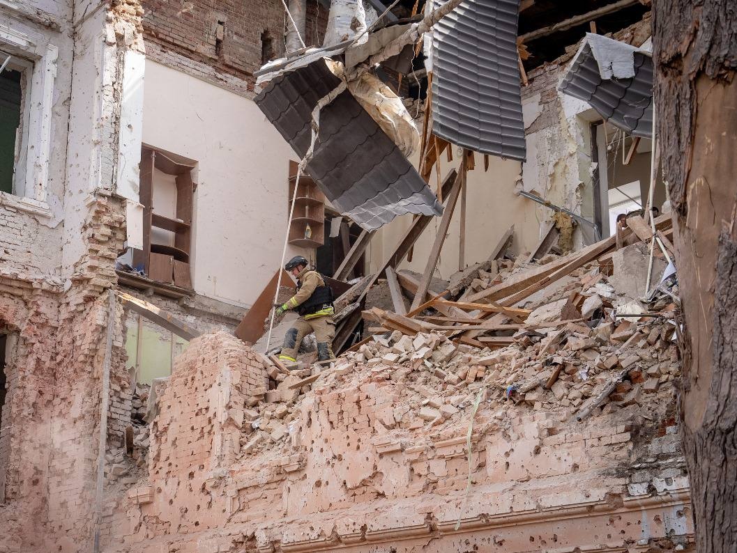 Последствия российского удара по Сумам 13 апреля. Фото: ДСНС Украины