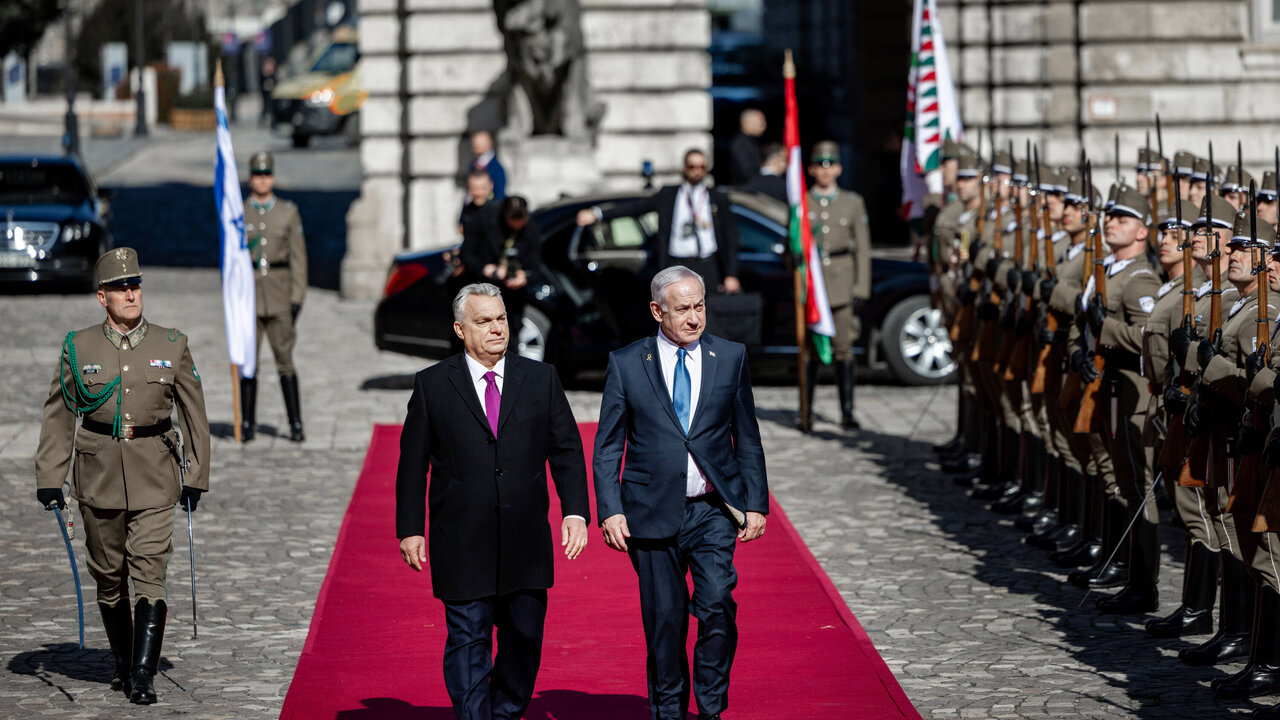 Премьер-министр Венгрии Виктор Орбан (слева) и Биньямин Нетаньяху (справа) в Будапеште, 3 апреля 2025 / Attila Kisbenedek/AFP/Getty Images