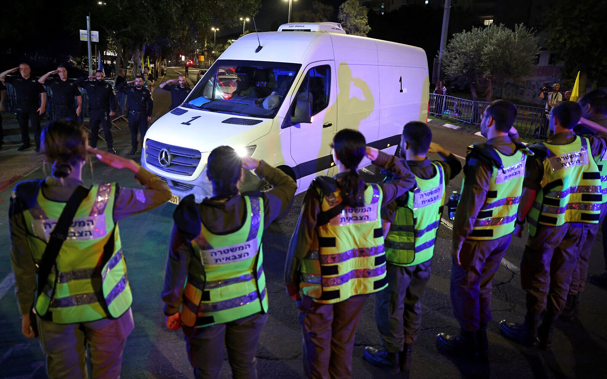 Автомобили с телами прибывают в Институт судебной экспертизы Абу-Кабир в Тель-Авиве, 15 октября 2025. Фото: AFP