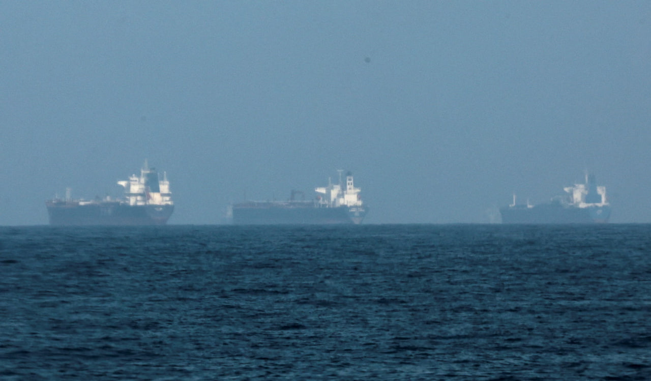 Фото: танкеры у побережья Фуджайры, ОАЭ, 3 марта 2026 / Reuters