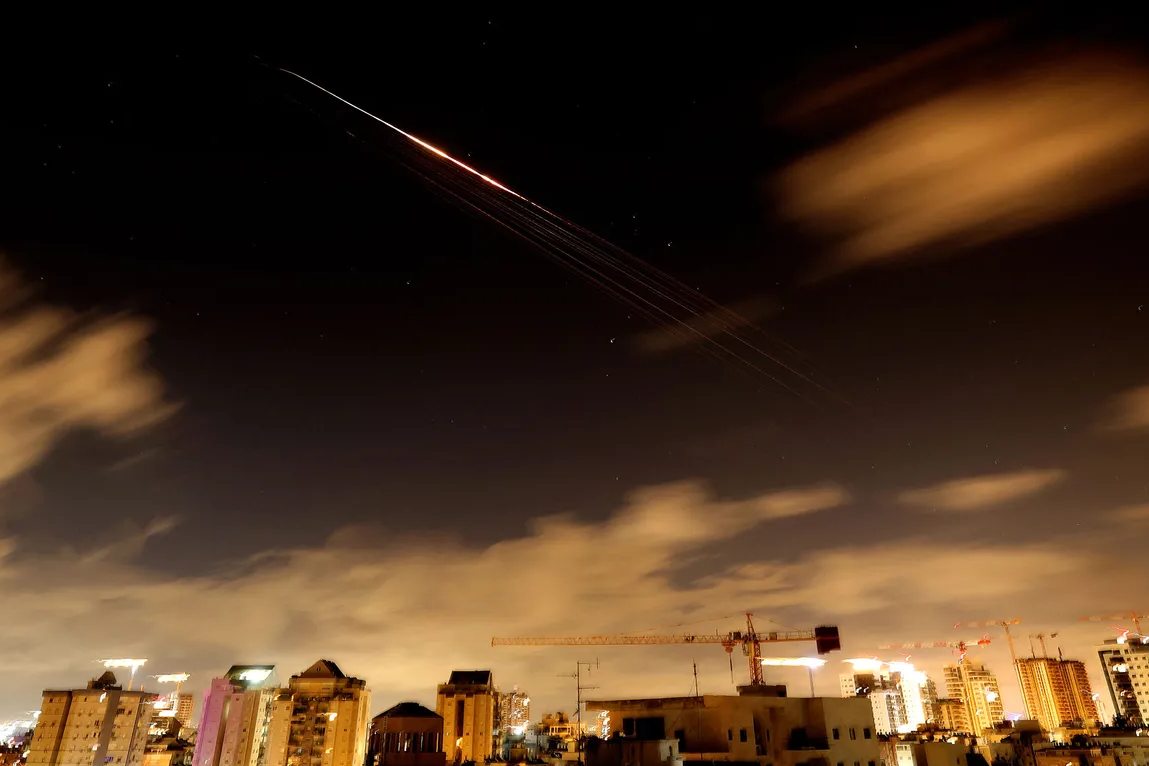 Фото: след от ракеты над Нетанией, Израиль, 27 марта 2026 /AFP